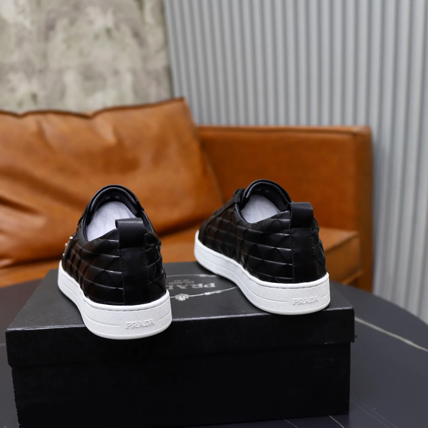 Ex-factory price: 420💰🙅‍♂️🙅‍♂️🙅‍♂️ Brand: PRADA Standard code: 38-44 (45 customized) Grade: Same as the official website Material: Original leather splicing Comfortable and breathable sheepskin lining Original wear-resistant outsole Style category: Men's fashion casual shoes Running sports shoes Distinguished luxury brand elements Top luxury Color: actual picture color